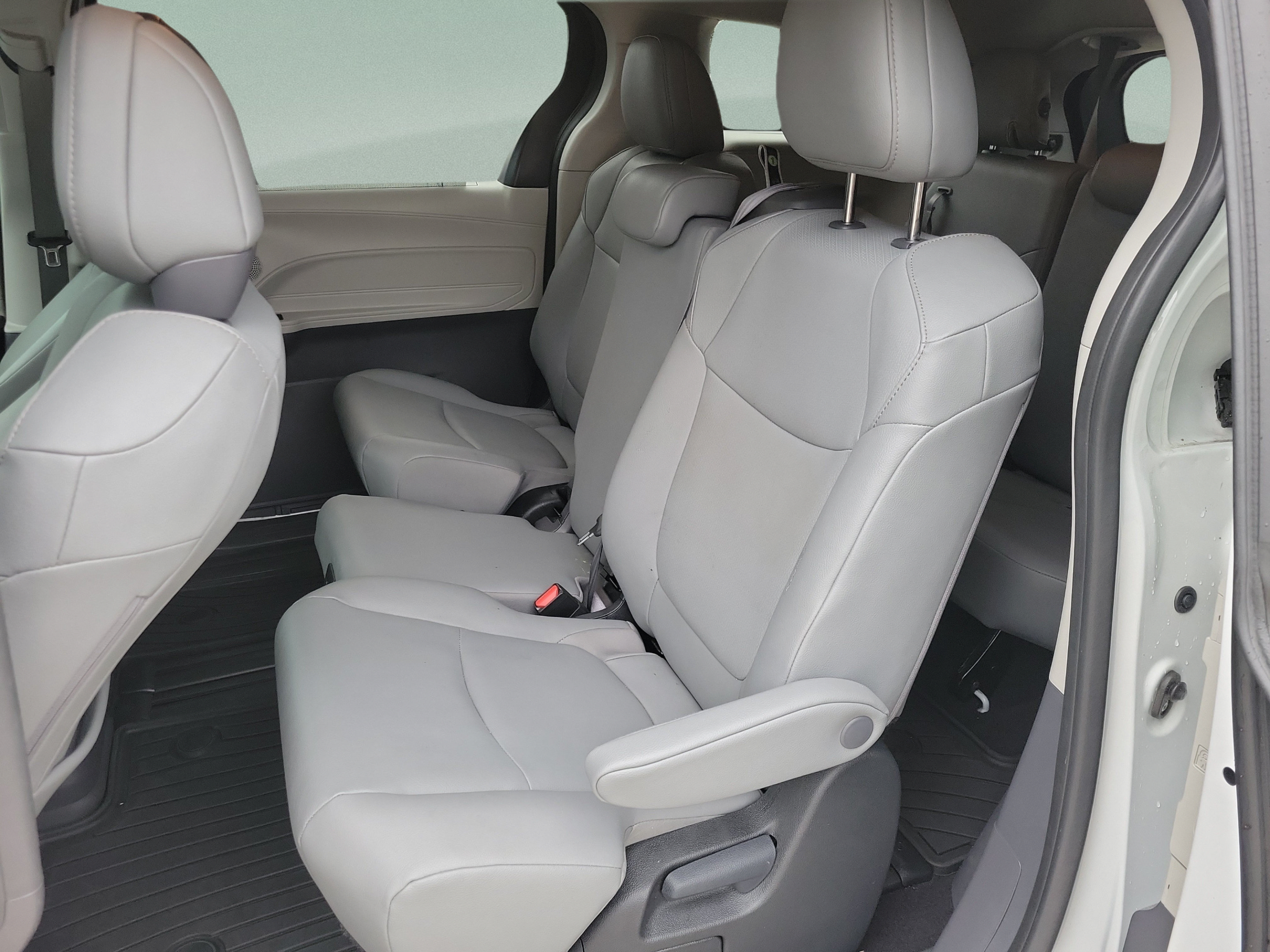 Certified 2024 Toyota Sienna XLE FWD image 23