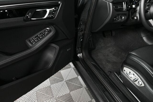 Certified 2026 Porsche Macan AWD/4WD image 8