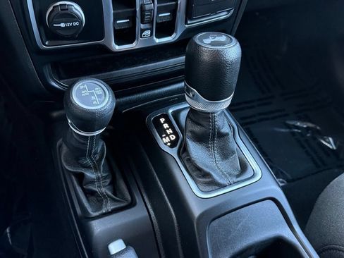 Used 2024 Jeep Wrangler Unlimited Sahara AWD/4WD image 12