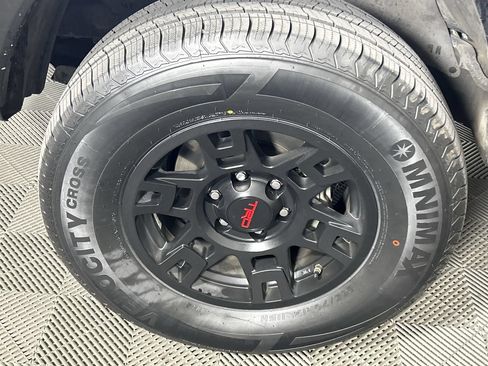 Used 2017 Toyota Tacoma TRD Off-Road w/ Premium & Technology Package AWD/4WD image 10