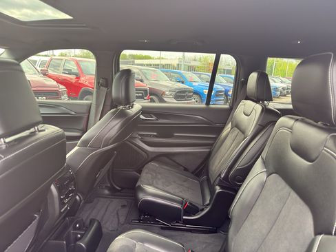 Used 2025 Jeep Grand Cherokee L Altitude AWD/4WD image 32