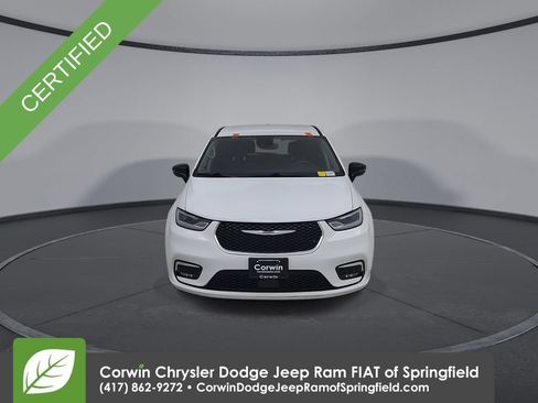Used 2024 Chrysler Pacifica Touring-L FWD image 5