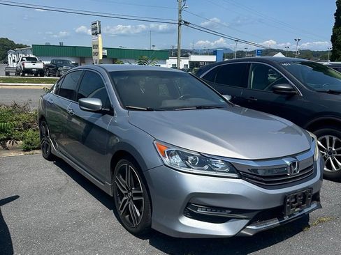 Used 2017 Honda Accord Sport image 3