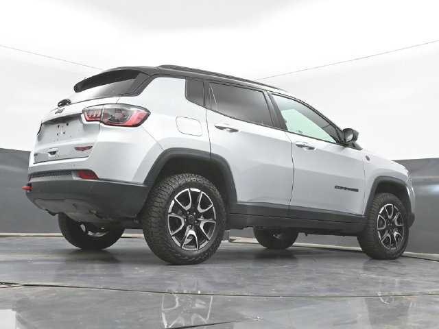 Used 2025 Jeep Compass Trailhawk AWD/4WD image 38