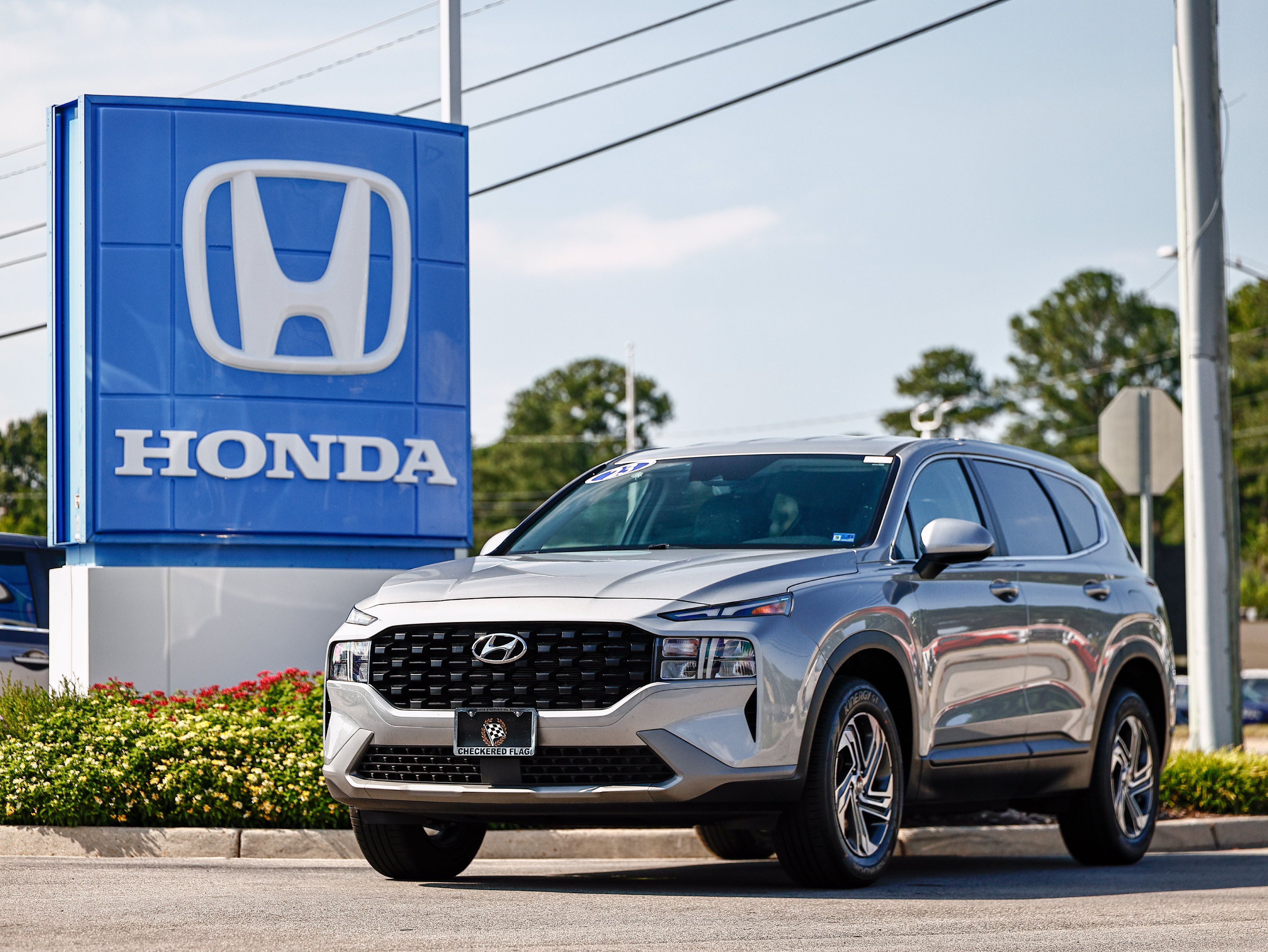 Used 2023 Hyundai Santa Fe SE AWD/4WD image 1