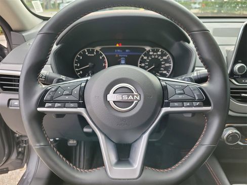 Used 2025 Nissan Altima 2.5 SR image 18