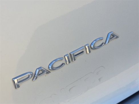 Used 2023 Chrysler Pacifica Touring-L image 10