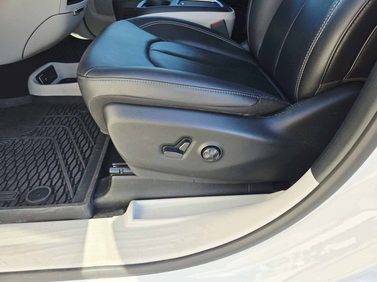 Used 2024 Chrysler Pacifica Touring-L FWD image 41