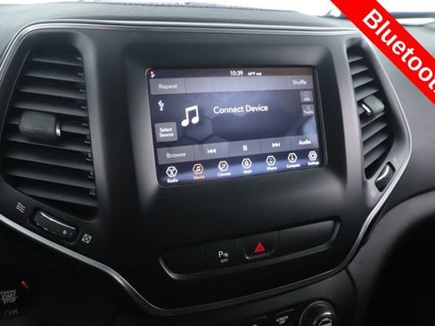 Used 2020 Jeep Cherokee Latitude Plus AWD/4WD image 3