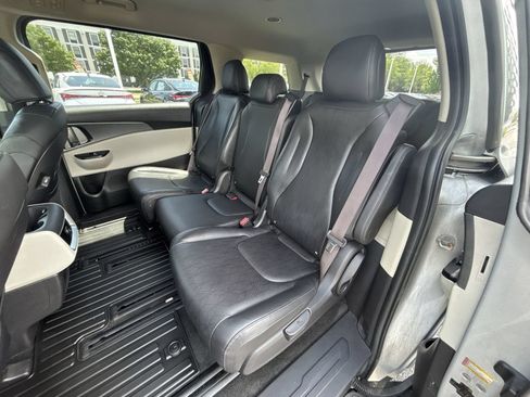 Used 2023 Kia Carnival LX FWD image 21