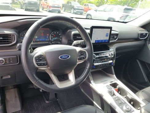 Used 2021 Ford Explorer Limited w/ Equipment Group 301A AWD/4WD image 8