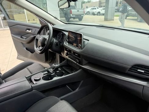 Used 2025 Nissan Rogue SV AWD/4WD image 29