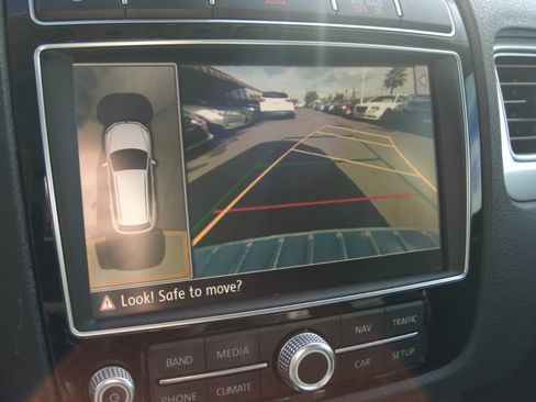 Used 2016 Volkswagen Touareg Executive image 24