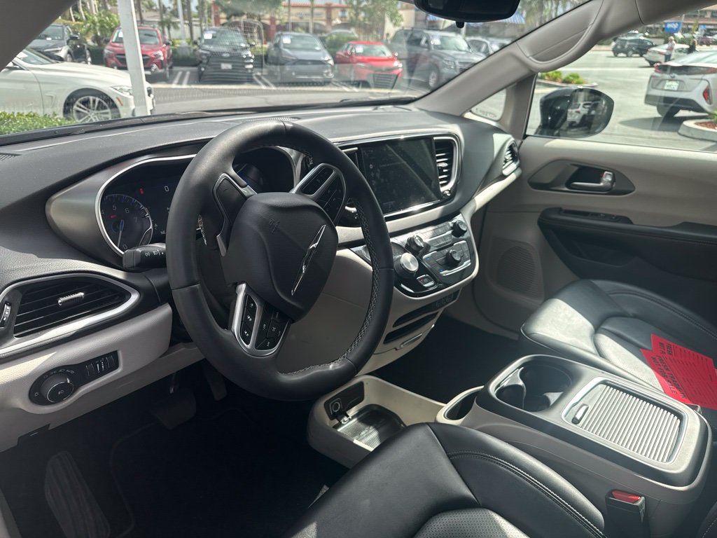 Used 2024 Chrysler Pacifica Touring-L FWD image 13
