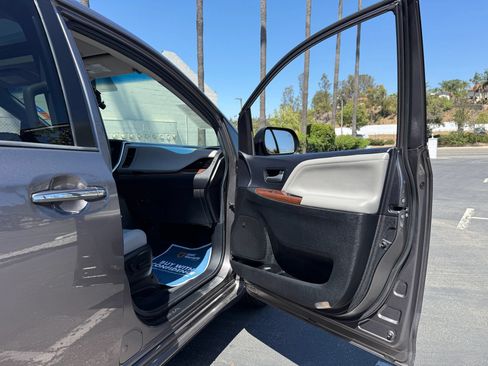 Used 2015 Toyota Sienna Limited FWD image 29