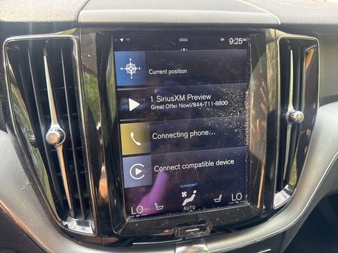 Used 2018 Volvo XC60 T5 Momentum w/ Vision Package image 4