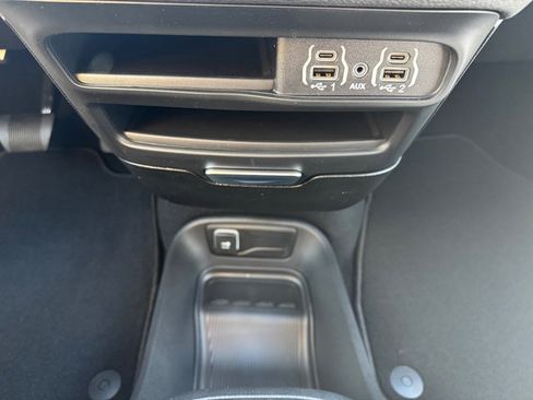 Used 2025 Chrysler Pacifica Select image 32