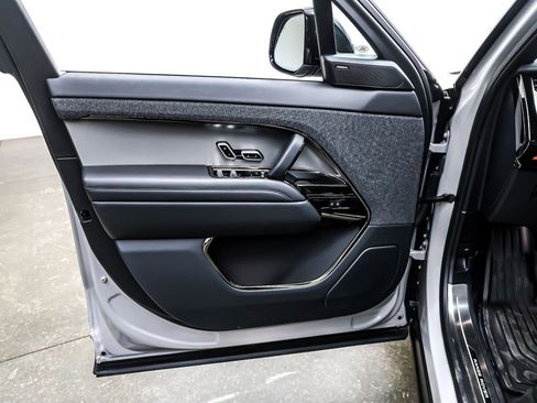 Used 2025 Land Rover Range Rover Sport SE image 21