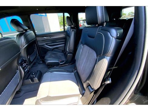 Used 2024 Jeep Grand Cherokee L Altitude AWD/4WD image 27