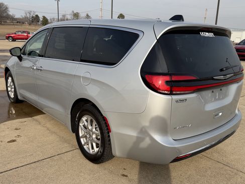 Used 2024 Chrysler Pacifica Touring-L image 5