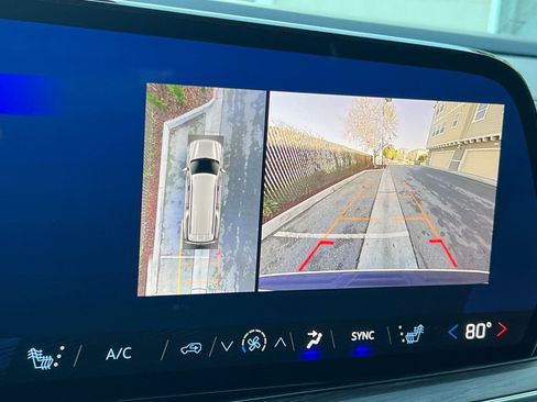 Used 2025 Chevrolet Suburban Z71 image 21