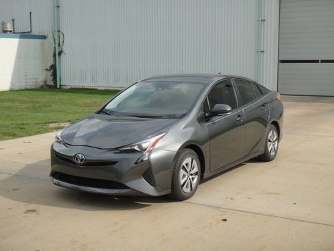 Used 2017 Toyota Prius Four FWD image 2