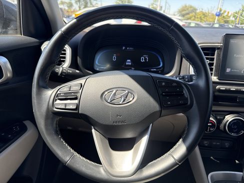 Used 2025 Hyundai Venue SEL FWD image 16