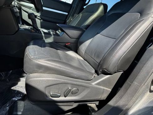 Used 2017 Ford Explorer XLT w/ Equipment Group 202A AWD/4WD image 9