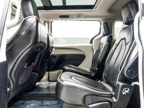 Used 2023 Chrysler Pacifica Limited image 35