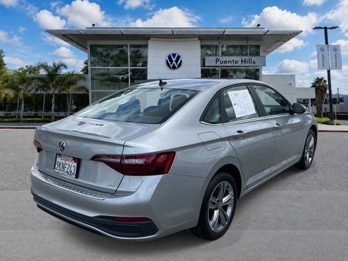 Used 2023 Volkswagen Jetta SE FWD image 4