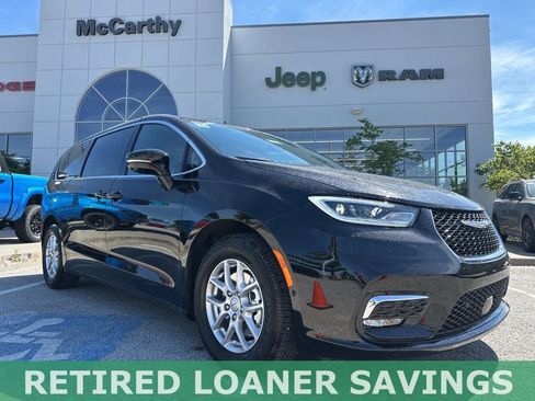 New 2026 Chrysler Pacifica Select image 1