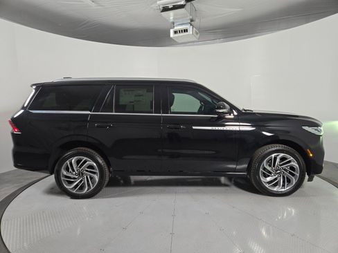 New 2026 Lincoln Navigator Reserve AWD/4WD image 3