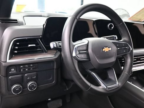 Used 2025 Chevrolet Suburban LT RWD image 15