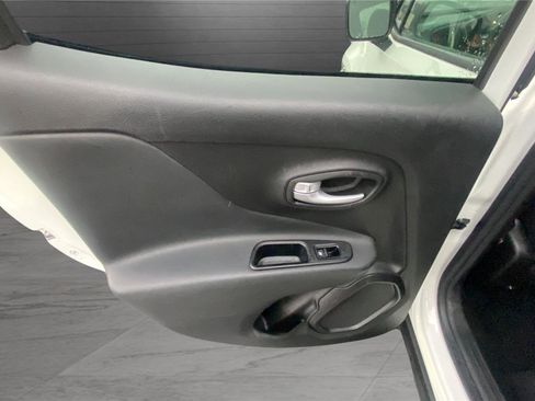 Used 2023 Jeep Renegade Latitude image 31