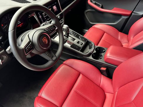 Used 2025 Porsche Macan image 4