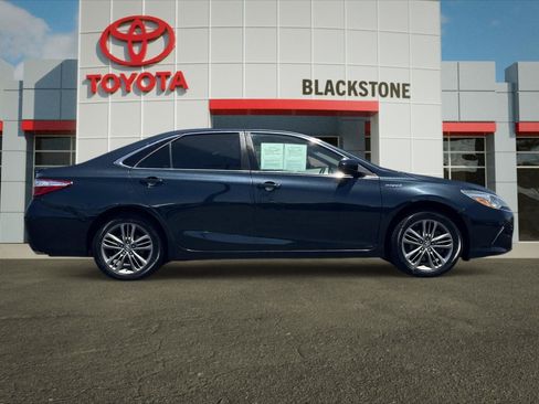 Used 2017 Toyota Camry SE FWD image 2