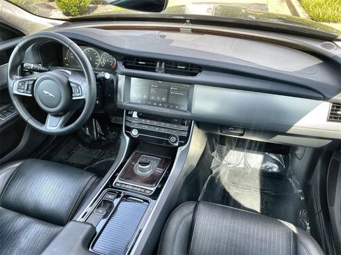 Used 2020 Jaguar XF Prestige image 15