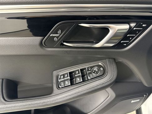 Certified 2025 Porsche Macan image 34
