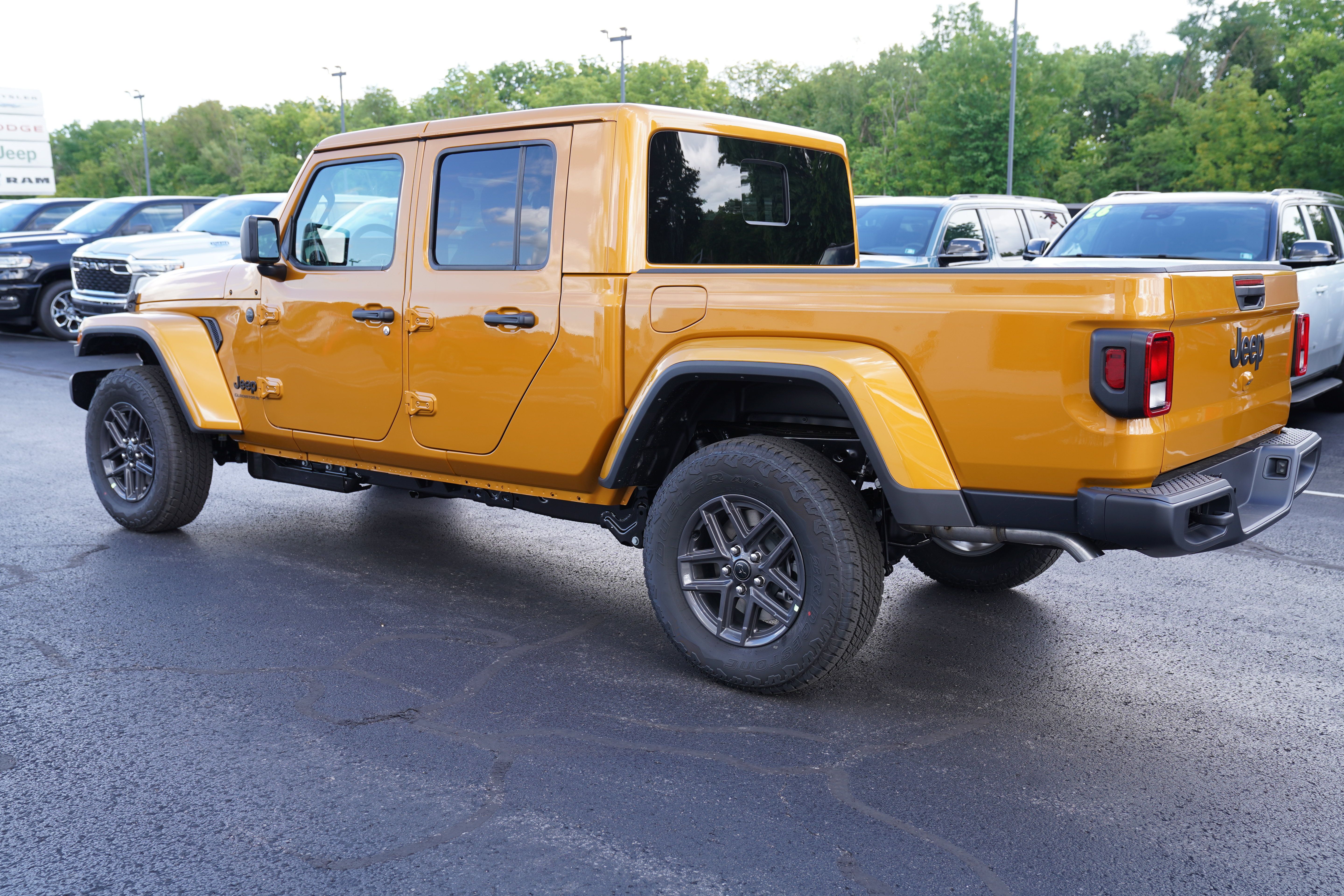 New 2026 Jeep Gladiator Sport AWD/4WD image 8