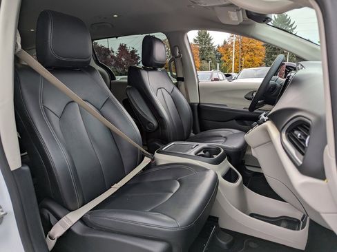 Used 2024 Chrysler Pacifica Touring-L image 37