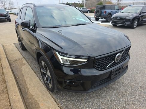 Used 2025 Volvo XC40 B5 Plus image 2