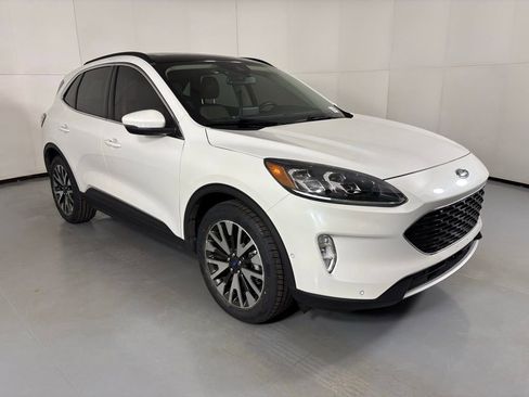 Used 2020 Ford Escape Titanium image 2