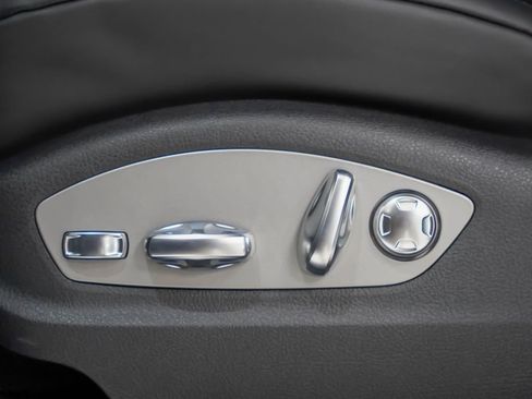 Used 2026 Porsche Macan AWD/4WD image 14