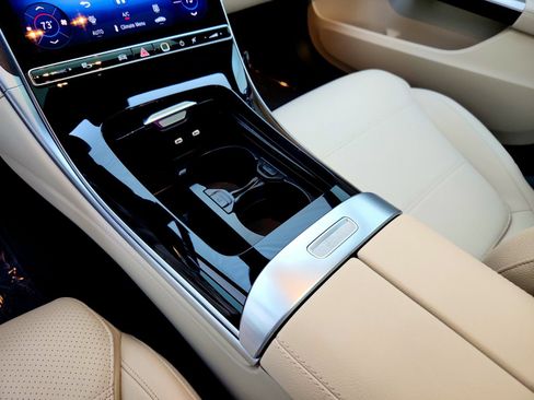 Used 2025 Mercedes-Benz C 300 Sedan image 21