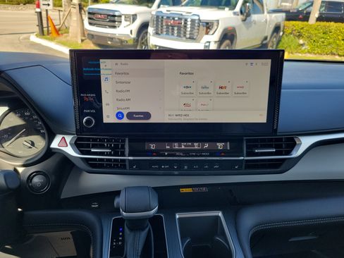 Used 2026 Toyota Sienna XLE FWD image 24