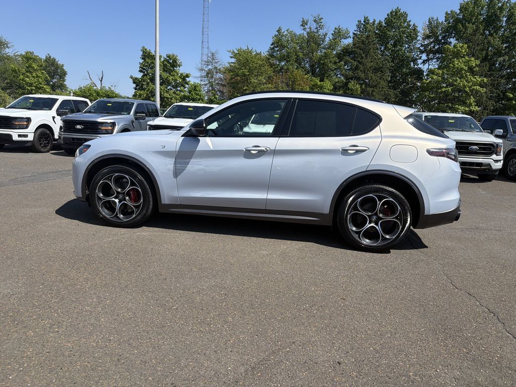 Used 2024 Alfa Romeo Stelvio Ti AWD/4WD image 2