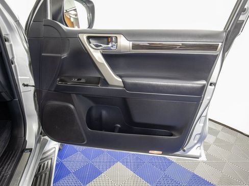 Used 2018 Lexus GX 460 w/ Navigation Package image 16