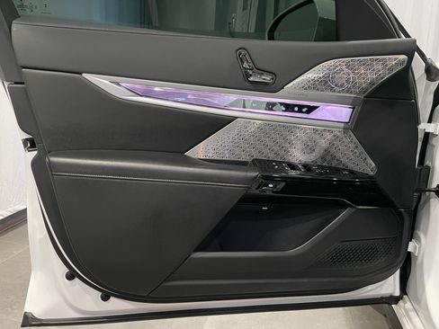 Used 2023 BMW i7 xDrive60 AWD/4WD image 12
