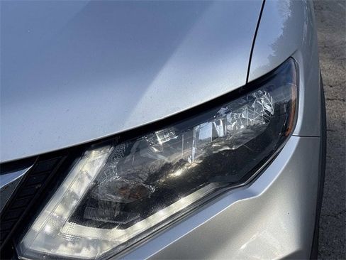 Used 2018 Nissan Rogue SV image 10