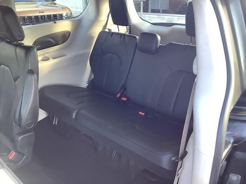 Used 2017 Chrysler Pacifica Touring-L Plus FWD image 8